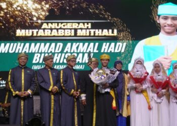 MUHAMMAD Akmal Hadi Hissam, 16, (tengah) antara 201 orang hafiz dan hafizah yang dirai dalam Majlis Haflah Takrimiyah AKMAL Kali Ketujuh baru-baru ini sebagai tanda penghargaan terhadap pencapaian mereka dalam menghafaz al-Quran.