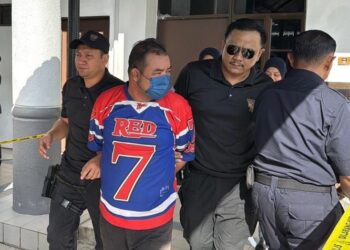 HASRUL Nizam Hassan (tengah) dihadapkan ke Mahkamah Majistret kerana melakukan kecuaian mengubah suai tong gas helium hingga menyebabkan letupan yang mengakibatkan kematian di Sungai Petani, hari ini.
