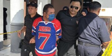 HASRUL Nizam Hassan (tengah) dihadapkan ke Mahkamah Majistret kerana melakukan kecuaian mengubah suai tong gas helium hingga menyebabkan letupan yang mengakibatkan kematian di Sungai Petani, hari ini.