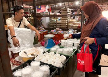 SEORANG pelanggan membeli kapur barus untuk kegunaan membersih perut lembu korban sempena sambutan Hari Raya Aidiladha di Pasar Siti Khadijah, Kota Bharu, Kelantan. - UTUSAN/ROSLIZA MOHAMED