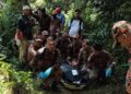 PASUKAN SAR membawa keluar jasad Nur Izzati Humaira Azizul yang ditemui selepas dilaporkan hilang ketika menuruni Bukit Changkat Asa, Hulu Selangor. - GAMBAR IHSAN BOMBA