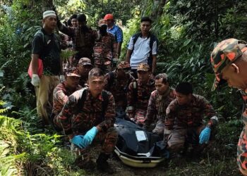 PASUKAN SAR membawa keluar jasad Nur Izzati Humaira Azizul yang ditemui selepas dilaporkan hilang ketika menuruni Bukit Changkat Asa, Hulu Selangor. - GAMBAR IHSAN BOMBA