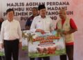 ANWAR Ibrahim (tengah) bersama Ketua Menteri Pulau Pinang, Chow Kon Yeow (kiri) pada Majlis Agihan Perdana Lembu Korban Madani untuk Parlimen Permatang Pauh di Masjid Daerah Seberang Perai Tengah di Bandar Perda, Bukit Mertajam, Pulau Pinang hari ini. - UTUSAN/DANIAL SAAD