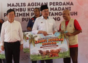 ANWAR Ibrahim (tengah) bersama Ketua Menteri Pulau Pinang, Chow Kon Yeow (kiri) pada Majlis Agihan Perdana Lembu Korban Madani untuk Parlimen Permatang Pauh di Masjid Daerah Seberang Perai Tengah di Bandar Perda, Bukit Mertajam, Pulau Pinang hari ini. - UTUSAN/DANIAL SAAD