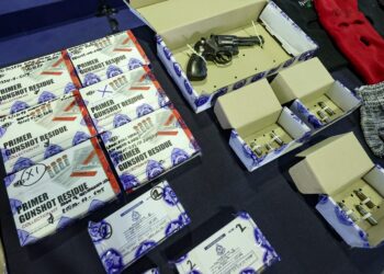 SEBAHAGIAN barang rampasan yang dipamerkan pada sidang akhbar mengenai kejayaan Jabatan Siasatan Jenayah Menumpaskan Penjenayah Kes Samun dalam Kejadian Berbalas Tembakan ketika di Ibu Pejabat Polis Daerah Kajang di sini hari ini. -UTUSAN/ AMIR KHALID