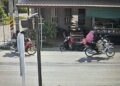 EMPAT individu berpakaian seperti wanita berhijab menaiki dua motosikal melarikan diri selepas menyerang anggota polis menyebabkan seorang guru wanita meninggal dunia di Daerah Yarang, Pattani, Thailand.-HSAN ISOC.