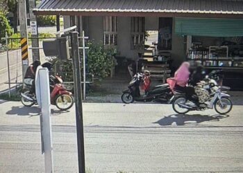 EMPAT individu berpakaian seperti wanita berhijab menaiki dua motosikal melarikan diri selepas menyerang anggota polis menyebabkan seorang guru wanita meninggal dunia di Daerah Yarang, Pattani, Thailand.-HSAN ISOC.