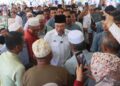 ANWAR Ibrahim (tengah) bersalaman serta beramah mesra dengan orang ramai ketika hadir pada Majlis Agihan Lembu Korban Perdana Parlimen Permatang Pauh di Masjid Daerah Seberang Perai Tengah, Bandar Perda di Bukit Mertajam, Pulau Pinang hari ini.-UTUSAN/DANIAL SAAD