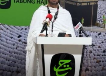 ZULKIFLI Hasan sewaktu menyampaikan Khutbah Arafah di Mekah, hari ini.
