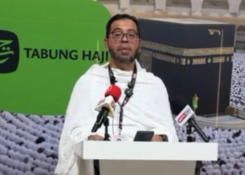 ZULKIFLI Hasan sewaktu menyampaikan Khutbah Arafah di Mekah, hari ini.