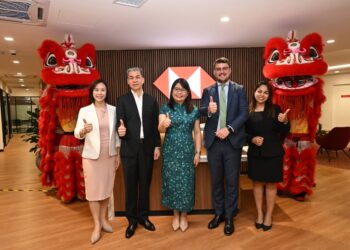 DARI KIRI MICHELLE Lee, Regional Manager, International Wealth and Premier Banking (IWPB), HSBC Malaysia; Daniel Lim, Head of Distribution, IWPB, HSBC Malaysia; Linda Yip, Country Head of IWPB, HSBC Malaysia; Mark Hall, Chief Operating Officer, HSBC Malaysia; Carol Chang, Branch Manager, Subang Jaya Branch, HSBC Malaysia.