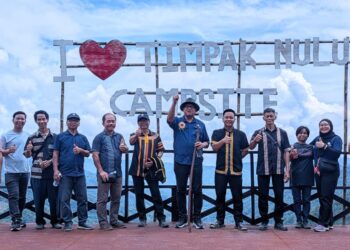 JONISTON  Bangkuai (angkat tangan) ketika mengunjungi pusat pelancong Kampung Sungoi, Kiulu. - UTUSAN/HARDY JOE