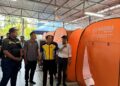 AHMAD Maslan (dua, kanan) melawat khemah sementara yang dibina di surau berhampiran susulan 57 rumah teres kakitangan Jabatan Kerja Raya (JKR) di Kuarters JKR Batu 4, Sungai Besi rosak akibat dibadai ribut petang tadi.