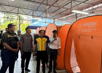 AHMAD Maslan (dua, kanan) melawat khemah sementara yang dibina di surau berhampiran susulan 57 rumah teres kakitangan Jabatan Kerja Raya (JKR) di Kuarters JKR Batu 4, Sungai Besi rosak akibat dibadai ribut petang tadi.