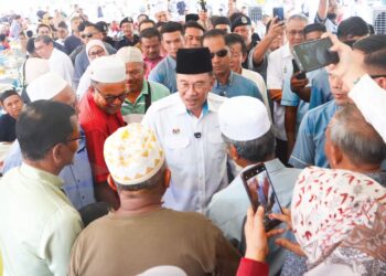 ANWAR Ibrahim (tengah) bersalaman dan beramah mesra dengan orang ramai ketika hadir pada Majlis Agihan Lembu Korban Perdana Parlimen Permatang Pauh di Masjid Daerah Seberang Perai Tengah, Bandar Perda di Bukit Mertajam, Pulau Pinang semalam. – UTUSAN/DANIAL SAAD