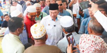 ANWAR Ibrahim (tengah) bersalaman dan beramah mesra dengan orang ramai ketika hadir pada Majlis Agihan Lembu Korban Perdana Parlimen Permatang Pauh di Masjid Daerah Seberang Perai Tengah, Bandar Perda di Bukit Mertajam, Pulau Pinang semalam. – UTUSAN/DANIAL SAAD