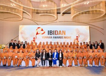 SHANNON Eu (duduk, tengah) bersama sebahagian 80 bidan dari Malaysia dan Singapura ketika program iBidan Postnatal Excellence Recognition di Yunnan, China baru-baru ini.