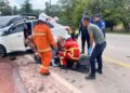 ANGGOTA bomba menguruskan jenazah mangsa yang maut dalam kemalangan berhampiran stesen Minyak Caltex di Laloh, Kuala Krai, Kelantan.
