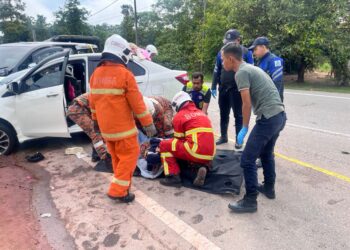 ANGGOTA bomba menguruskan jenazah mangsa yang maut dalam kemalangan berhampiran stesen Minyak Caltex di Laloh, Kuala Krai, Kelantan.