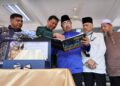 JOHARI Abdul Ghani merasmikan Buku Ittifaqiyah dan program korban sempena hari raya Aidiladha di Surau Al Madrasatul Ittifaqiyah, Keramat Hujung di sini hari ini. -UTUSAN/ AMIR KHALID