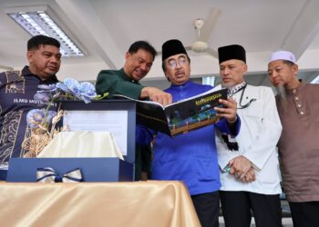 JOHARI Abdul Ghani merasmikan Buku Ittifaqiyah dan program korban sempena hari raya Aidiladha di Surau Al Madrasatul Ittifaqiyah, Keramat Hujung di sini hari ini. -UTUSAN/ AMIR KHALID