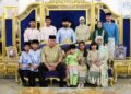 SULTAN Ibrahim (duduk tiga kiri) bergambar bersama Raja Zarith Sofiah dan anakanda dan cucunda sempena Hari Raya Aidiladha di Istana Bukit Serene, Johor Bahru.