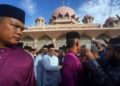 Perdana Menteri, Datuk Seri Anwar Ibrahim ketika menunaikan solat sunat Hari Raya aidiladha di Masjid Putra, Putrajaya. -UTUSAN/FAISOL MUSTAFA