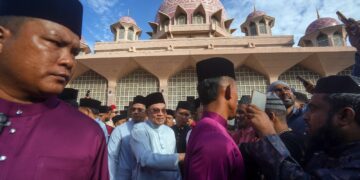 Perdana Menteri, Datuk Seri Anwar Ibrahim ketika menunaikan solat sunat Hari Raya aidiladha di Masjid Putra, Putrajaya. -UTUSAN/FAISOL MUSTAFA