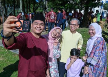 FAHMI Fadzil ketika menyantuni warga penduduk pada Program Korban Perdana Perpaduan Lembah Pantai 2026 di Jalan Pantai Permai di sini, hari ini.  - UTUSAN/SYAKIR RADIN
