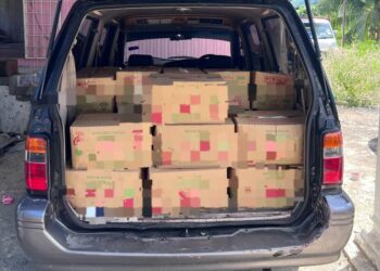 SEBAHAGIAN minyak masak peket yang dirampas PGA dalam serbuan Kampung Binjal, Pasir Mas, Kelantan.