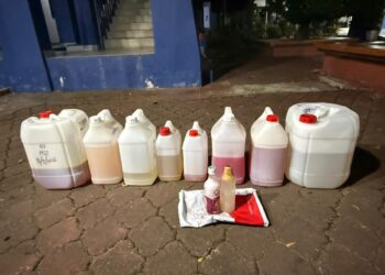SEBAHAGIAN cecair dipercayai dadah yang dirampas dalam serbuan di Kampung Wakaf Stan, Kubang Kerian, Kelantan.-IHSAN PGA