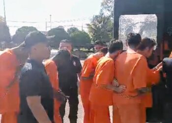 TEMPOH reman enam suspek terlibat kes tetakan maut melibatkan seorang lelaki tempatan berusia 22 tahun di depan sebuah restoran di Pekan Nanas, Pontian, minggu lalu ditambah tujuh hari.