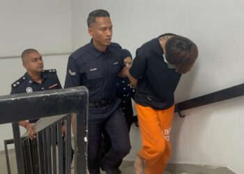 TENG Wei Kiang berdepan 35 pertuduhan melakukan pecah amanah jenayah melibatkan emas bernilai RM385,400 di Mahkamah Majistret Batu Pahat, Johor.