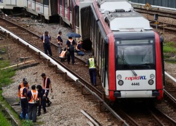 KEADAAN tren LRT yang tergelincir berhampiran Stesen Chan Sow Lin, Kuala Lumpur pagi tadi yang mengakibatkan gangguan bagi laluan Ampang/Sri Petaling.-UTUSAN/ISKANDAR ISHAK