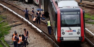KEADAAN tren LRT yang tergelincir berhampiran Stesen Chan Sow Lin, Kuala Lumpur pagi tadi yang mengakibatkan gangguan bagi laluan Ampang/Sri Petaling.-UTUSAN/ISKANDAR ISHAK