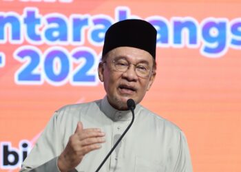 Perdana Menteri, Datuk Seri Anwar Ibrahim berucap dan merasmikan Pesta Buku Antarabangsa Kuala Lumpur (PBAKL) 2026 di Pusat Dagangan Dunia (WTC) / diiringi oleh Menteri Pendidikan, Fadhlina Sidek di sini hari ini. GAMBAR - AMIR KHALID