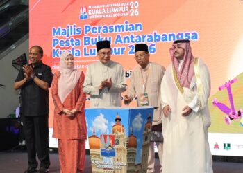 Perdana Menteri, Datuk Seri Anwar Ibrahim turut merasmikan Majlis Pelancaran Buku Terbitan Dewan Bahasa dan Pustaka di Pusat Dagangan Dunia (WTC) diiringi oleh Menteri Pendidikan, Fadhlina Sidek di sini hari ini. GAMBAR - AMIR KHALID
