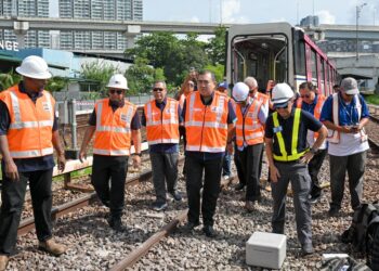 Menteri Pengangkutan, Anthony Loke meninjau kawasan insiden tren tergelincir di Stesen LRT Chan Sow Lin, di sini hari ini. UTUSAN/SHIDDIEQIIEN ZON