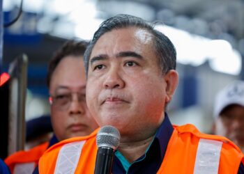 Menteri Pengangkutan, Anthony Loke meninjau kawasan insiden tren tergelincir di Stesen LRT Chan Sow Lin, di sini hari ini. UTUSAN/SHIDDIEQIIEN ZON