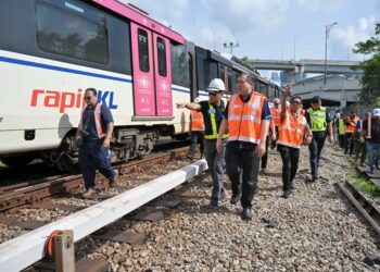 Menteri Pengangkutan, Anthony Loke meninjau kawasan insiden tren tergelincir di Stesen LRT Chan Sow Lin, di sini hari ini. UTUSAN/SHIDDIEQIIEN ZON