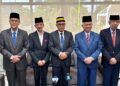 PEMBESAR Adat Negeri Sembilan bergambar selepas sidang akhbar di Balai Rasmi Tunku Besar Tampin di Tampin hari ini.- UTUSAN / NOR SHAFIQAH MOHD GHAZALI