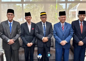 PEMBESAR Adat Negeri Sembilan bergambar selepas sidang akhbar di Balai Rasmi Tunku Besar Tampin di Tampin hari ini.- UTUSAN / NOR SHAFIQAH MOHD GHAZALI