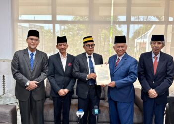 LIMA pembesar adat Negeri Sembilan menunjukkan kenyataan bersama mereka di Balai Rasmi Tunku Besar Tampin di Tampin, Negeri Sembilan hari ini.-UTUSAN/NOR SHAFIQAH MOHD. GHAZALI