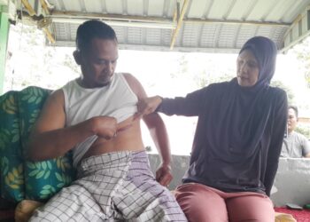 SHAIFIROL bersama isterinya, Noor Ain Mohd. Jabir, 44, menunjukkan kecederaan yang dialami akibat ditanduk seekor kerbau ketika ibadah korban di Batu 19, Kampung Sungai Tiram, Ulu Tiram, Johor Bahru.