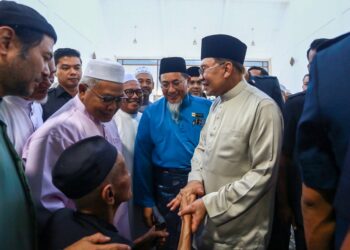 Perdana Menteri, Datuk Seri Anwar Ibrahim menyantuni jemaah selepas menunaikan solat jumaat di Masjid Saidina Hamzah, Kampung Batu Muda, Kuala Lumpur. FOTO/AFIQ RAZALI