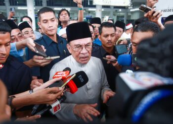 Perdana Menteri, Datuk Seri Anwar Ibrahim menyantuni jemaah selepas menunaikan solat jumaat di Masjid Saidina Hamzah, Kampung Batu Muda, Kuala Lumpur. FOTO/AFIQ RAZALI