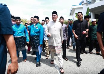 Perdana Menteri, Datuk Seri Anwar Ibrahim menyantuni jemaah selepas menunaikan solat jumaat di Masjid Saidina Hamzah, Kampung Batu Muda, Kuala Lumpur. FOTO/AFIQ RAZALI