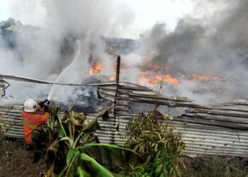 ANGGOTA bomba memadam kebakaran sebuah kilang memproses bahan kilang kitar semula di kawasan perindustrian Taman Maju Jaya, Johor Bahru. UTUSAN/ RAJA JAAFAR ALI