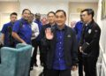 PENGERUSI BN Johor, Datuk Onn Hafiz Ghazi berjalan keluar selepas mempengerusikan Mesyuarat BN negeri di Pejabat Perhubungan UMNO Johor. UTUSAN/RAJA JAAFAR ALI