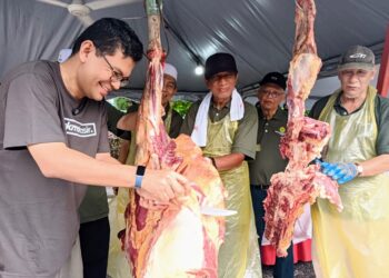 AKMAL NASRULLAH Mohd. Nasir (kiri) membantu melapah daging korban pada Majlis Korban Perdana Aidiladha Parlimen Johor Bahru di Masjid Jamek Bandar Baru Uda, Johor Bahru.